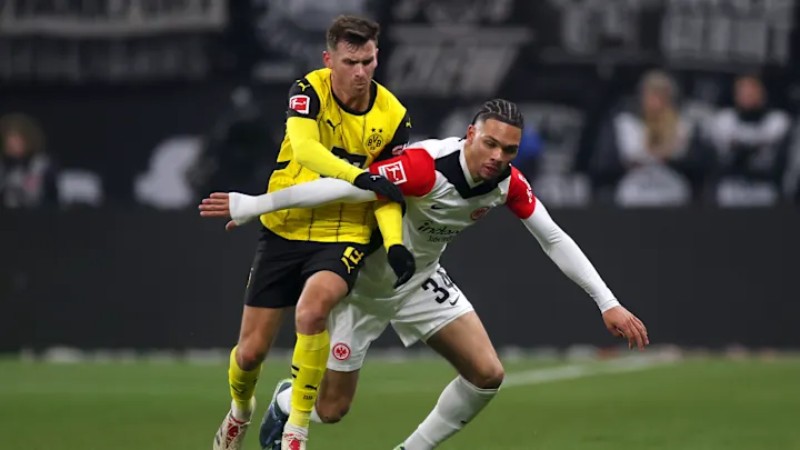 Frankfurt gặp khó trước Dortmund